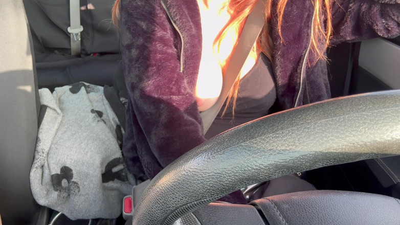 Artemisia Love: Ateşli azgın üvey anne Artemisia California'da araba sürerken sulu göğüslerini göstermeyi...