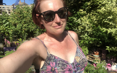 MistressWriggler: 慢动作蹲在我的电话上并在我的花园里撒尿