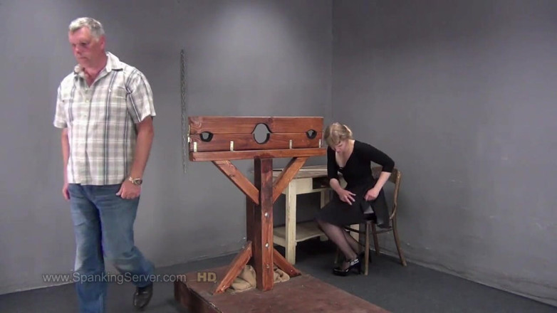 Spanking Server: Sara bičuje