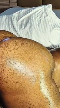 Awek montel seksi dengan pantat melantun yang sangat gemuk boleh membuatkan awak pancut