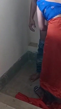 Wer auch immer zu Bhabhis haus geht, Bhabhi wird von allen gefickt