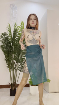 透明なドレスで踊り、ニップルクランプを使用
