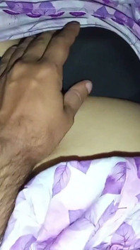 Hintli Müslüman tesettürlü evli kadın kocasıyla eğleniyor