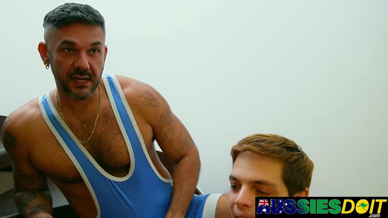 AussiesDoIt: Flip fodendo garanhões singlet