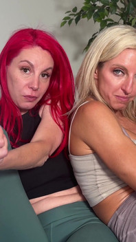 Lora Cross e Bratty cócegas nos provocam com seus pés bonitos