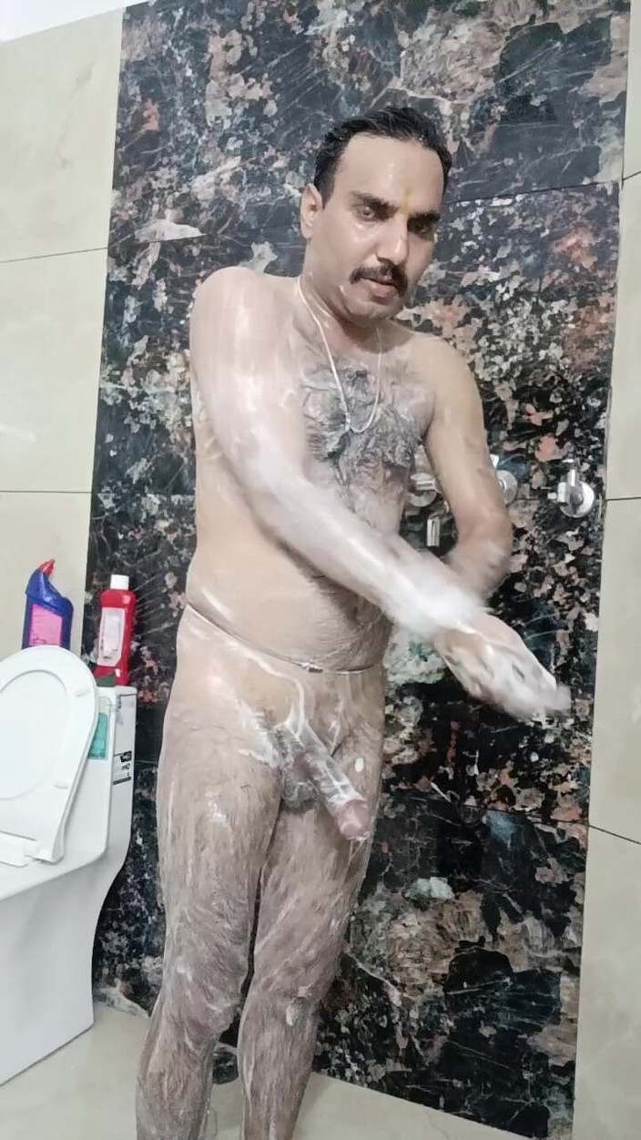 Rajasthani-old-lover: デシの男性がシャワーを浴びている