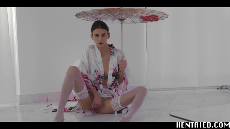 Hentaied: Real Life Хентай: сексуальная Adelle скачет и растягивает ее похотливую киску в этой американской истории XXX