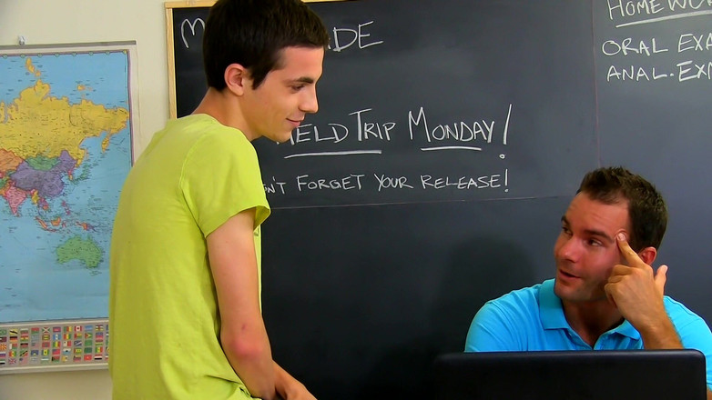 Just X Gays amateur porn: Zralý hřebec buší do mladého kusu ve třídě