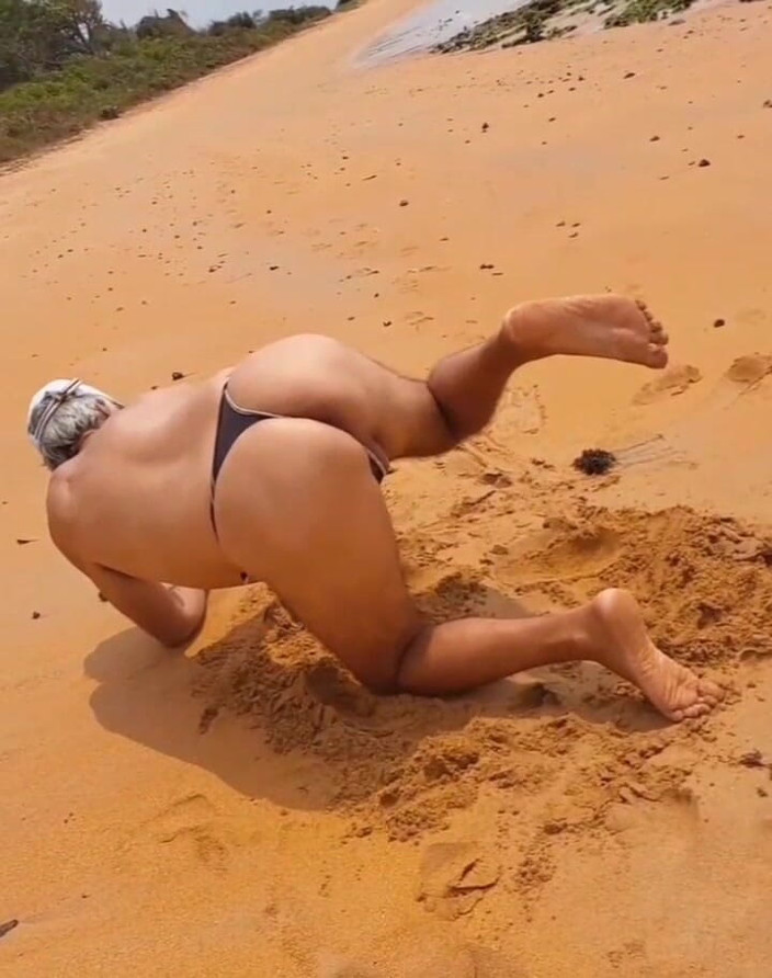 Ladysilvas: Ladysilva w majtkach na plaży, co za gorąca dupa