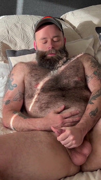 Extremamente peluda americana urso papai goza em si mesmo