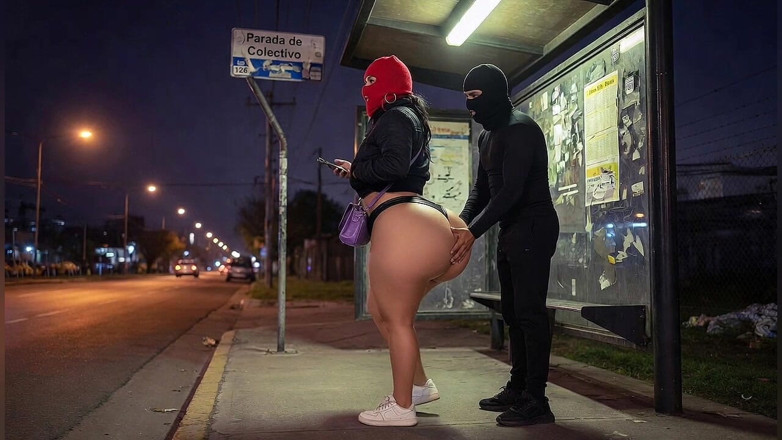 Animate golden: Latina mit dickem arsch in engen Lederhosen an der Bushaltestelle...