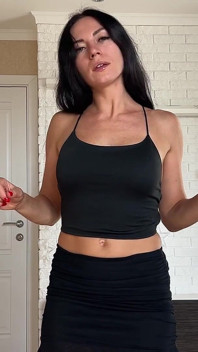 Cewek sange ini lagi asik ngodain tembus sperma sampai lubangnya menganga lebar!
