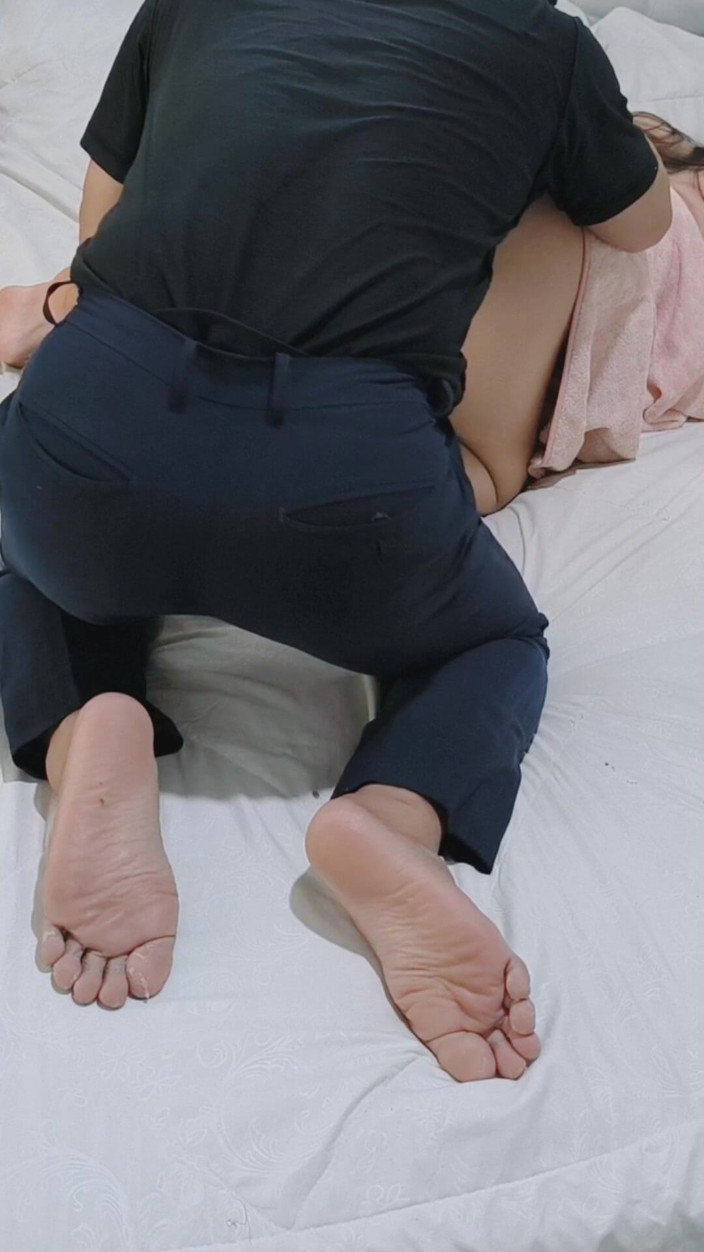 LadyBali: 一人で部屋にいる間に義理の妹の望みを叶えるよう頼まれた