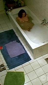 MILF Hace Higiene Personal En El Baño