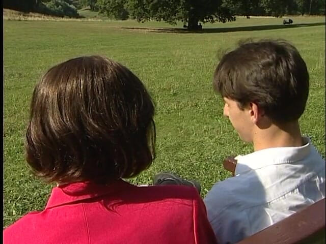 Lucky Cooch: Frumusețe brunetă la interviul în aer liber
