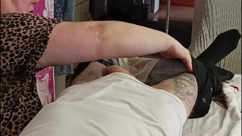 Zona901: Ibu tiri ngocok dan nyepong kontolku di meja pijat sampai...