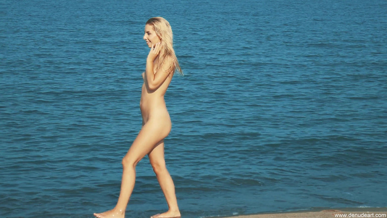 Denudeart: Bonita loira menina whappy na praia