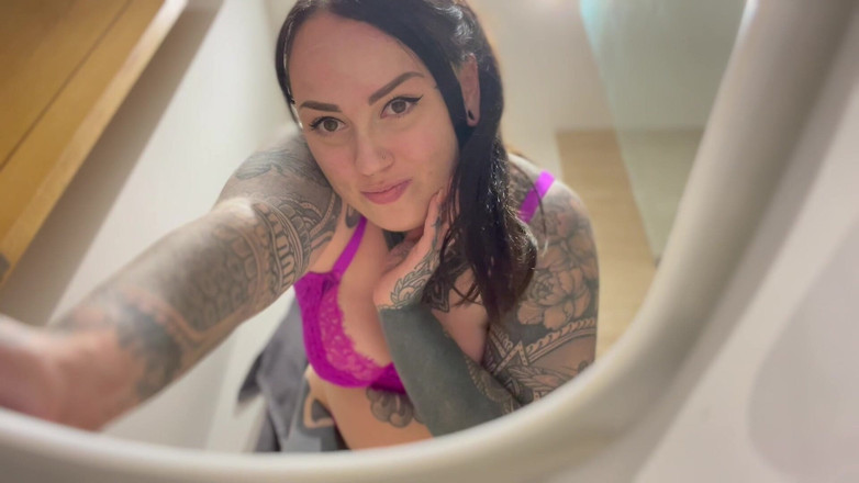 Miss Valentina: Сучка в туалете