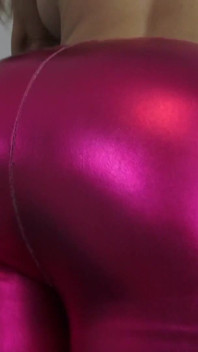 Tombul göt sallıyor ve bakış açısı yüzü siyah bacaklı ve parlak taytlı leggins bei büyük götlü Amazone Amanda.