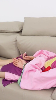 Una chica descalza atada con grilletes, jugando con sus hermosos pies descalzos