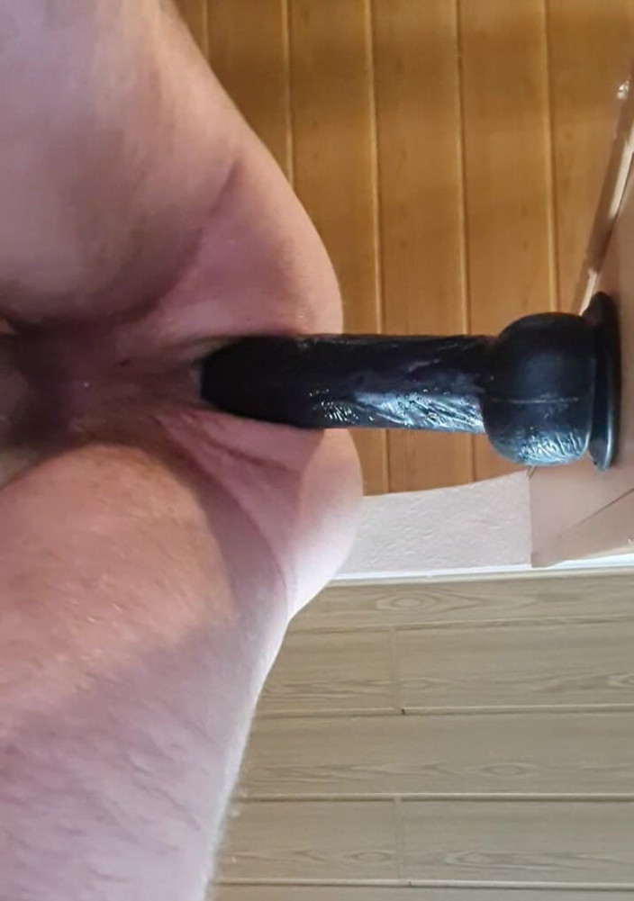 SquirtPsycho: Mẹ kế tự địt mình trong đít với một con cu giả...