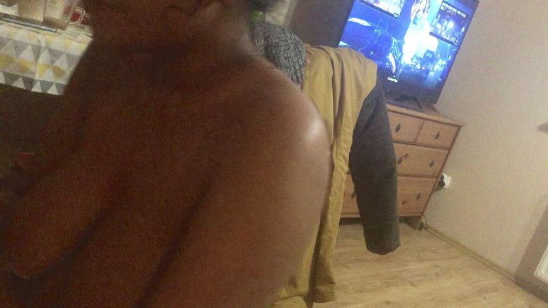 Megacute9999: इंडोनेशियाई उसके घुटनों पर लंड चूसता है