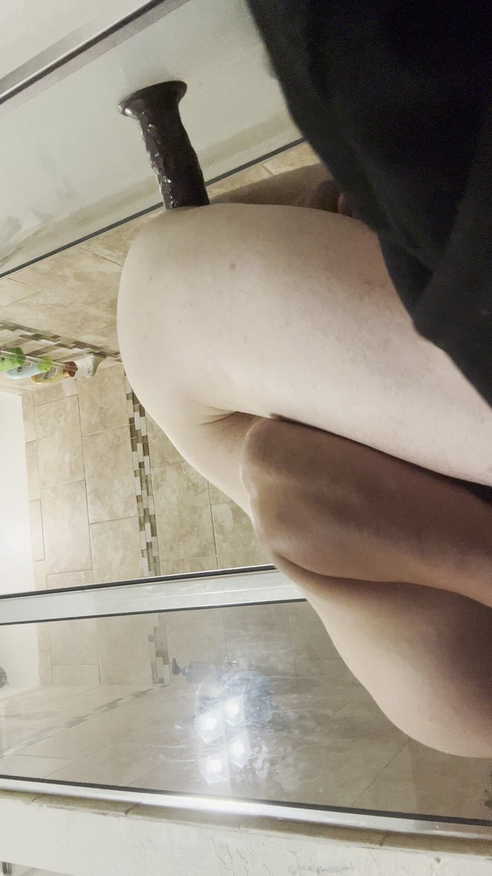 Kate Cummings: Weiße junge bückte sich mit großem dildo auf dem boden