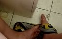 Oniasura: Oniasura masturbeert op toilet en komt klaar op zijn voeten