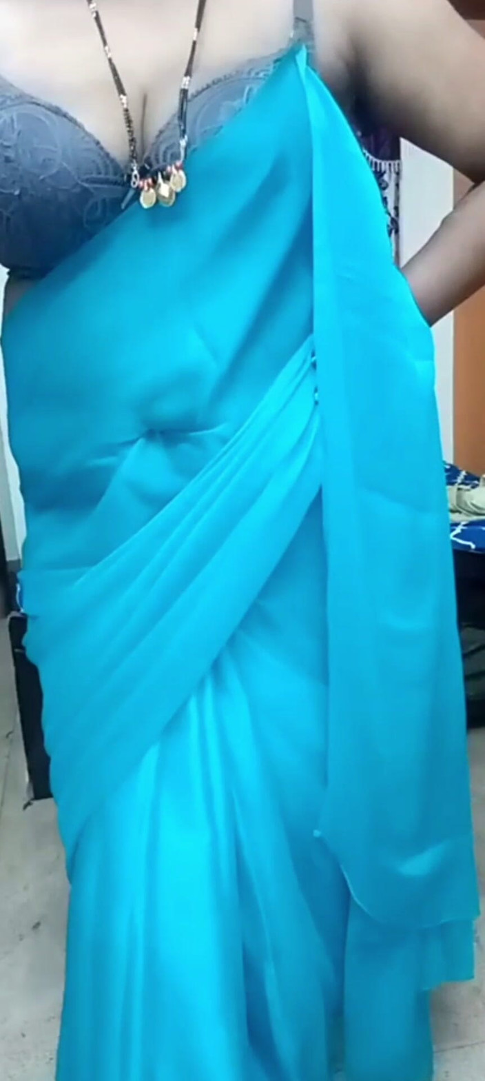 YourSexyWife: Bhabhi Ne Bathroom Me Kholi Choli