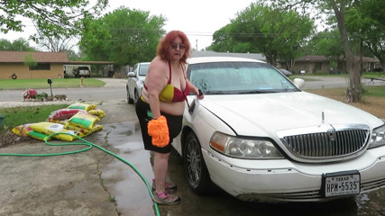 BBW nurse Vicki adventures with friends: Sexy madura grandota pelirroja enfermera Vicki lava su coche