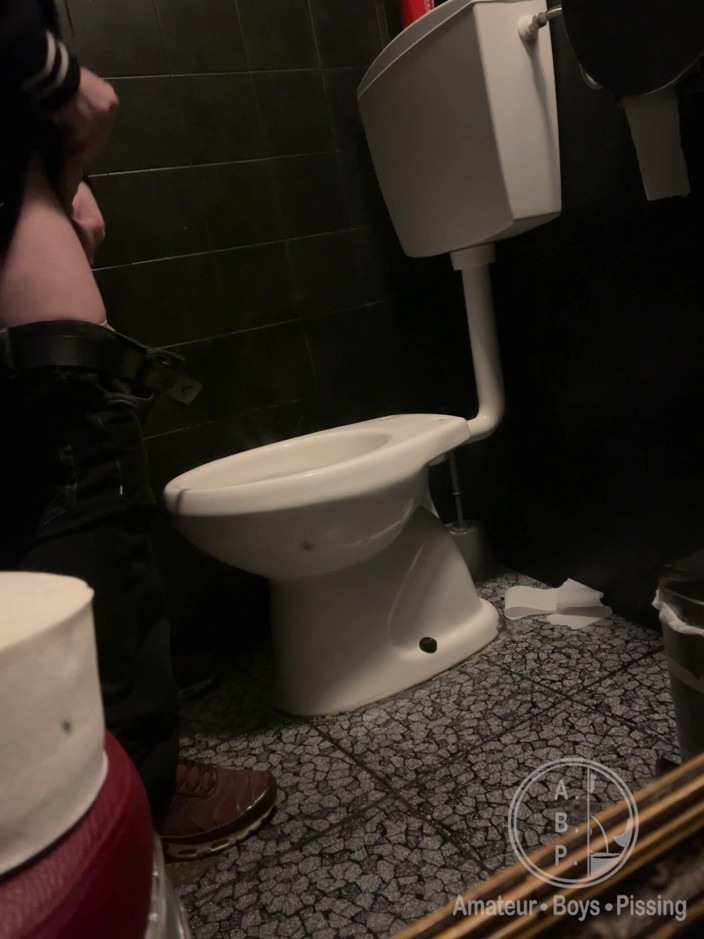 AmateurBoysPissing: Un Băiat Heterosexual Amator Prins Pișându-se Într-o Toaletă De Bar