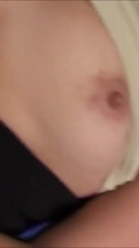 ขณะที่นั่งรูดควย เอาไดildoยัดหีตัวเอง