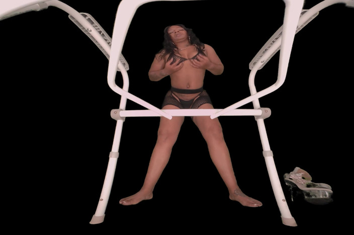 Ebony VR Solos VR.AR Fetish Films: MILF noire - domination dans le cul dans les toilettes, POV