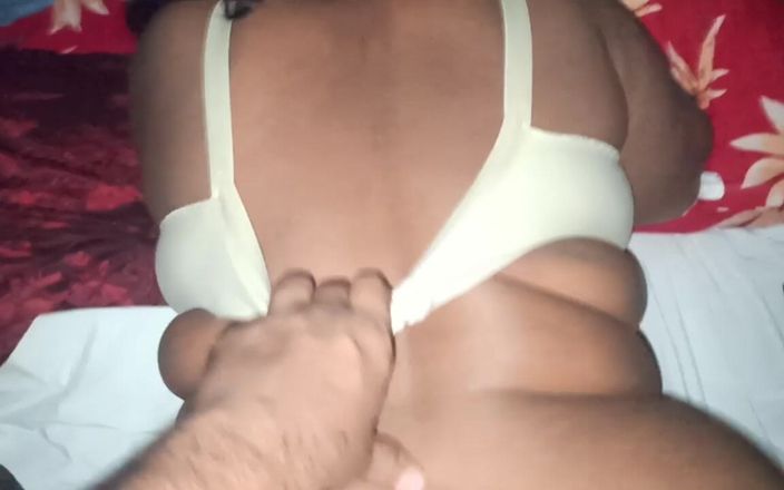 Suneeta bhabhi: Une tatie indienne se fait baiser