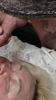 Rebanando finales calientes de una mujer gorda en las tetas, la boca con tragada de esperma y en el culo
