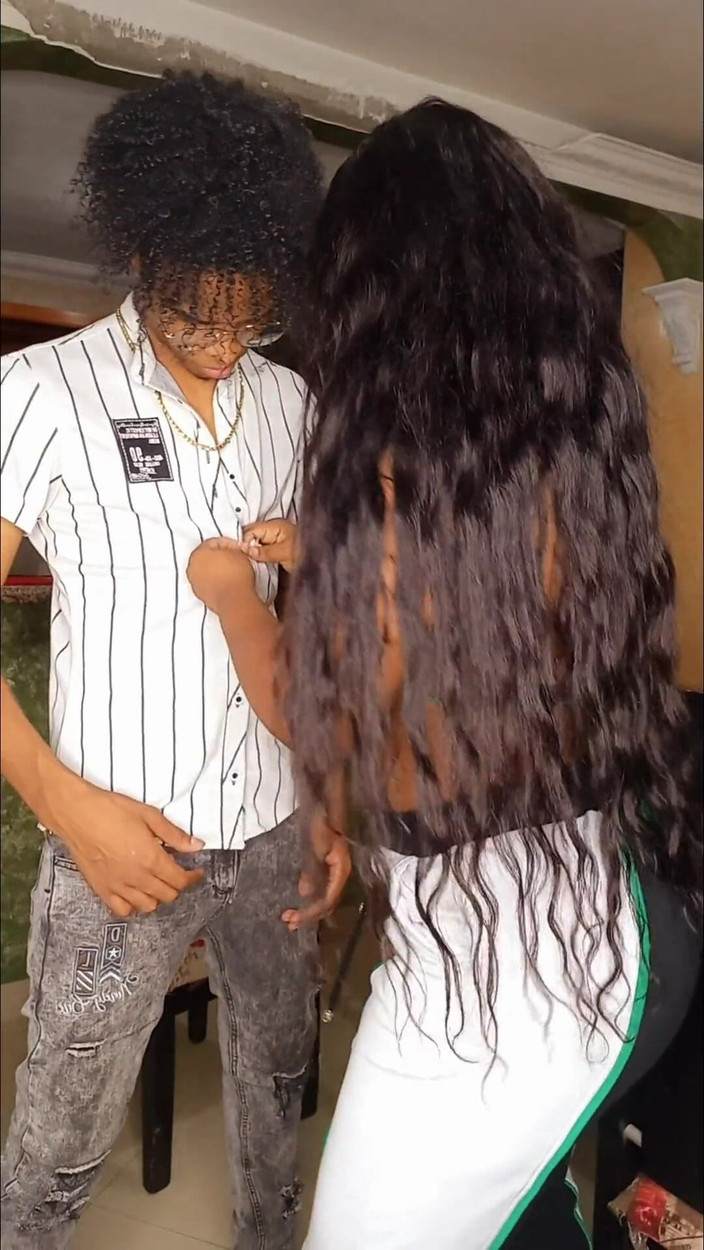 AndreaAndJean: Üvey kız kardeşim sandalyede sikişirken benimle reggaeton dansı yapıyor