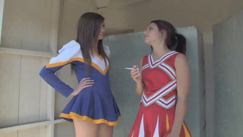 Hot Lesbians X: Лесбіянки вболівальники Кассандра Нікс і Мері Джейн Джонсон облизують пизду.