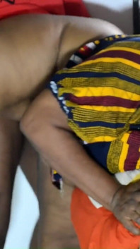 BBC Mężczyzna włamał się do domu, aby pieprzyć dojrzałą gospodynię domowa z dużym tyłkiem