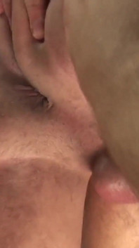 Video eksklusif bareback: seks threesome hot bareng tiga gay seksi yang lagi ngentot kontol