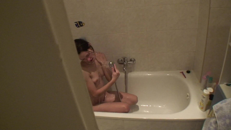 Slutty Teenies: Seksi esmer genç kız duş alıyor