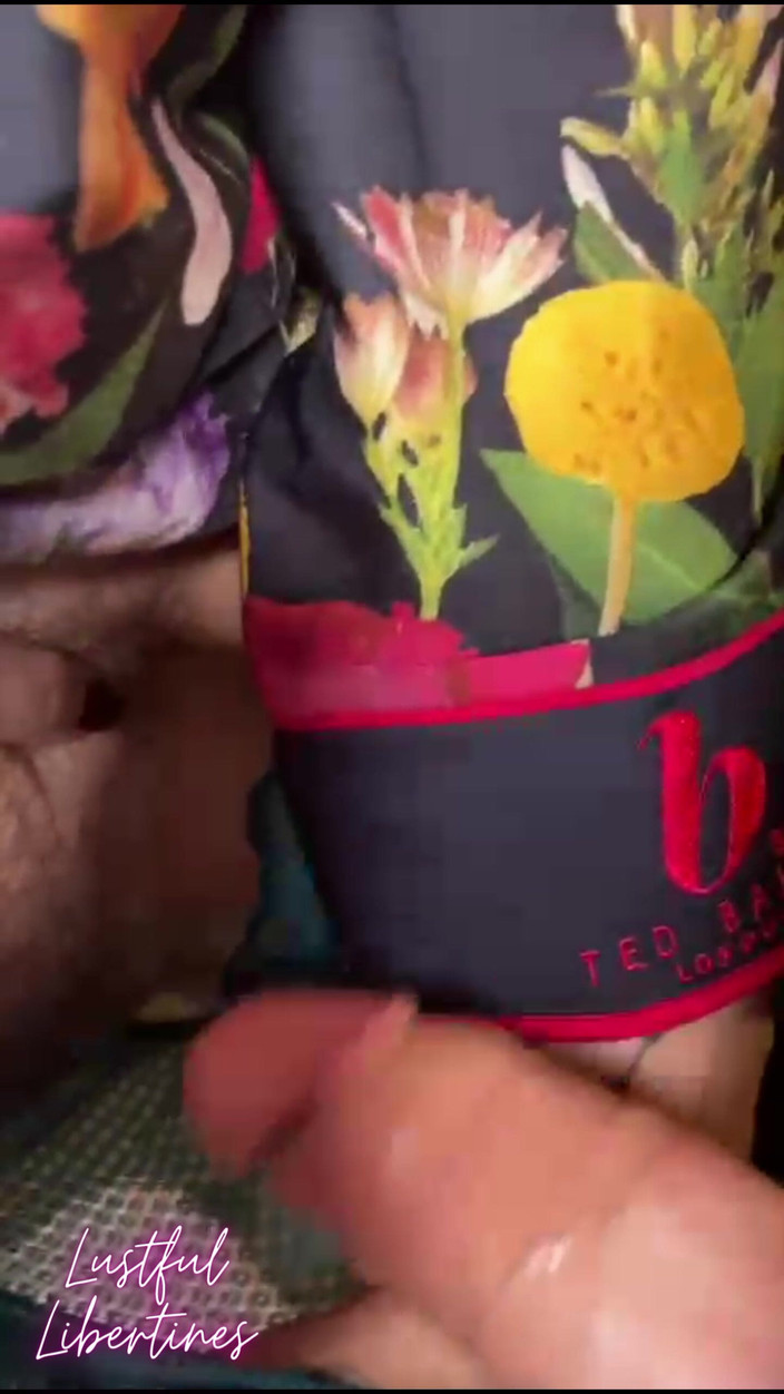 Lustful Libertines: 他把尿在我身上