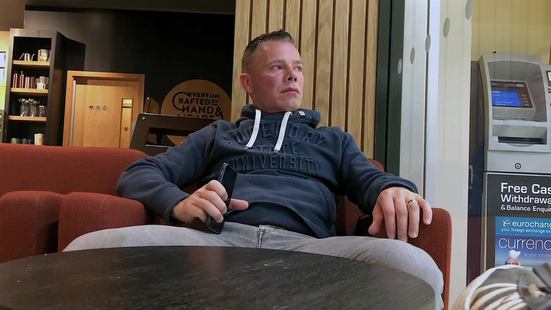 NakedFoxx: Осмелилась подрочить в оживленной кафе - интенсивная публичная сперма