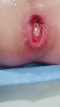 Schattige jongen speelt graag met zijn kont de eerste dagen dat hij in zijn kist zit.