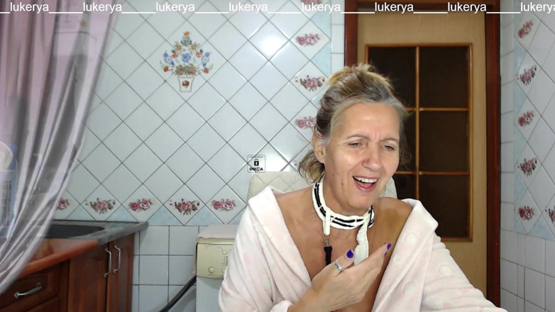 Lukerya: Sexy hostitelka Lukerya v kuchyni v županu