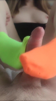 Picioarele mele sunt în șosete colorate nepotrivite pentru plăcere - hot sockjob
