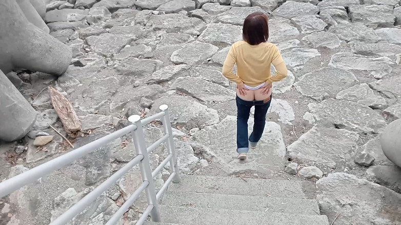 Mayumi Kanzaki: Buitenexposure in ultra-low-rise jeans