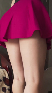 Teen žena v domácnosti uklízí dům pod sukní, bílé kalhotky