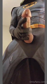 Il grande cazzo e le grandi sborrate di batman video personalizzato per un fan di Sixxbig