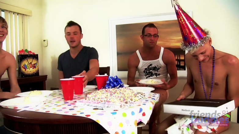 Friends & Buddies: Episodio 17 - sesso anale gay per il compleanno di rick