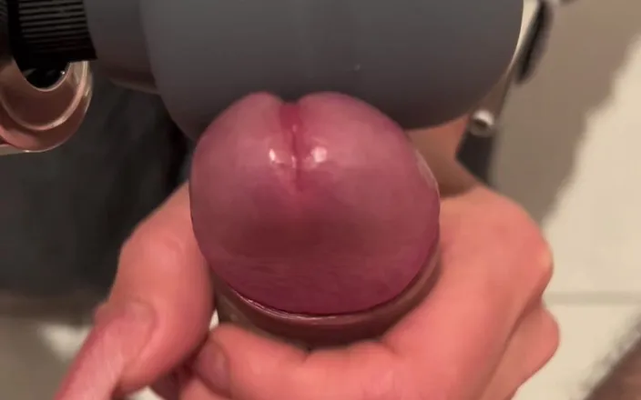 Nofaceblonde: Cumshot From Vibrator on Hands